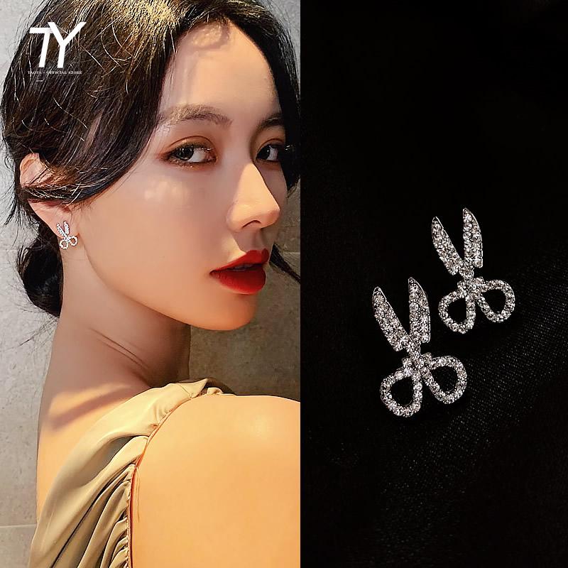 Creative design shinning scissors Earrings Fashion Korean women jewelry luxury party small earrings Halloween women's
Creative design shinning scissors Earrings Fashion Korean women jewelry luxury party small earrings Halloween women's