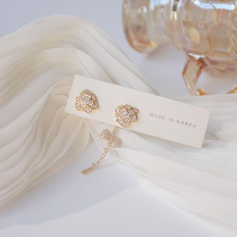 14k Real Gold Plated Fashion Jewelry Micro-inlaid Zircon Rose Flower Earrings for Woman Long Asymmetrical Holiday Luxury Earring
14k Real Gold Plated Fashion Jewelry Micro-inlaid Zircon Rose Flower Earrings for Woman Long Asymmetrical Holiday Luxury Earring