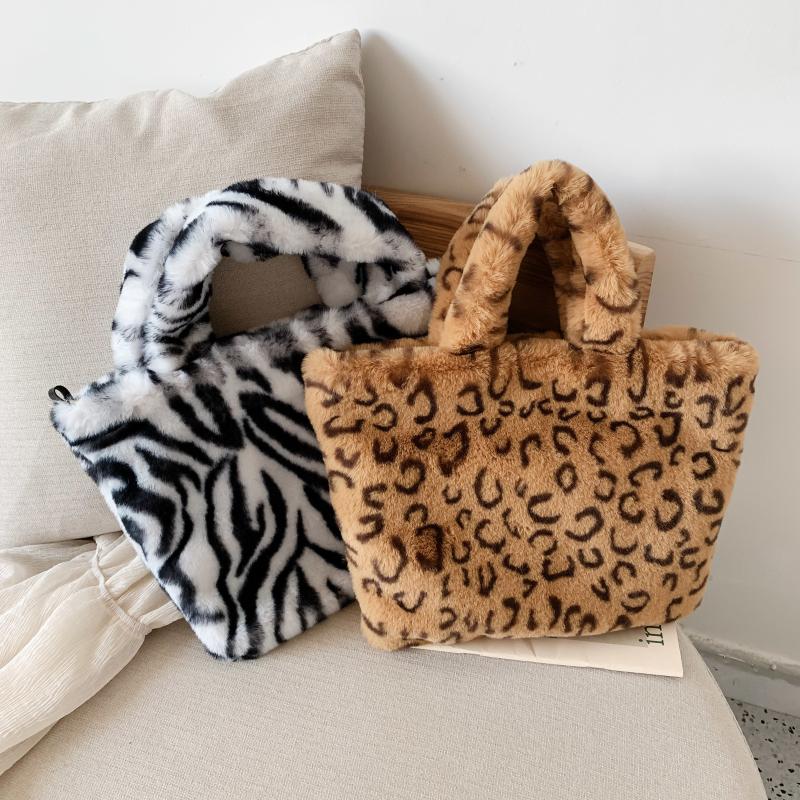 Winter new fashion shoulder bag female leopard female bag chain large plush winter handbag Messenger soft warm fur
Winter new fashion shoulder bag female leopard female bag chain large plush winter handbag Messenger soft warm fur