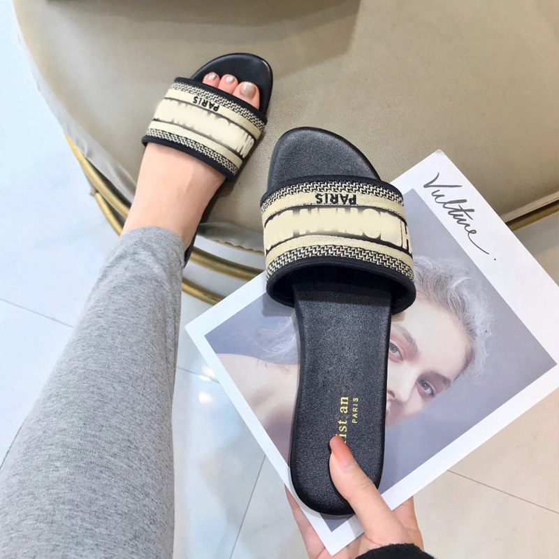 D house slippers 2021 new D house shoes summer flat letters old flower embroidery print spot sandals and slippers women's outer wear, Box
D house slippers 2021 new D house shoes summer flat letters old flower embroidery print spot sandals and slippers women's outer wear, Box
