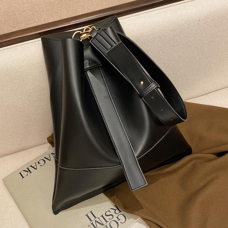 Designer High Capacity Soft Vintage PU Leather Crossbody Bags for Women 2021 Trend Handbag Women's Shoulder Totes, Black
Designer High Capacity Soft Vintage PU Leather Crossbody Bags for Women 2021 Trend Handbag Women's Shoulder Totes, Black