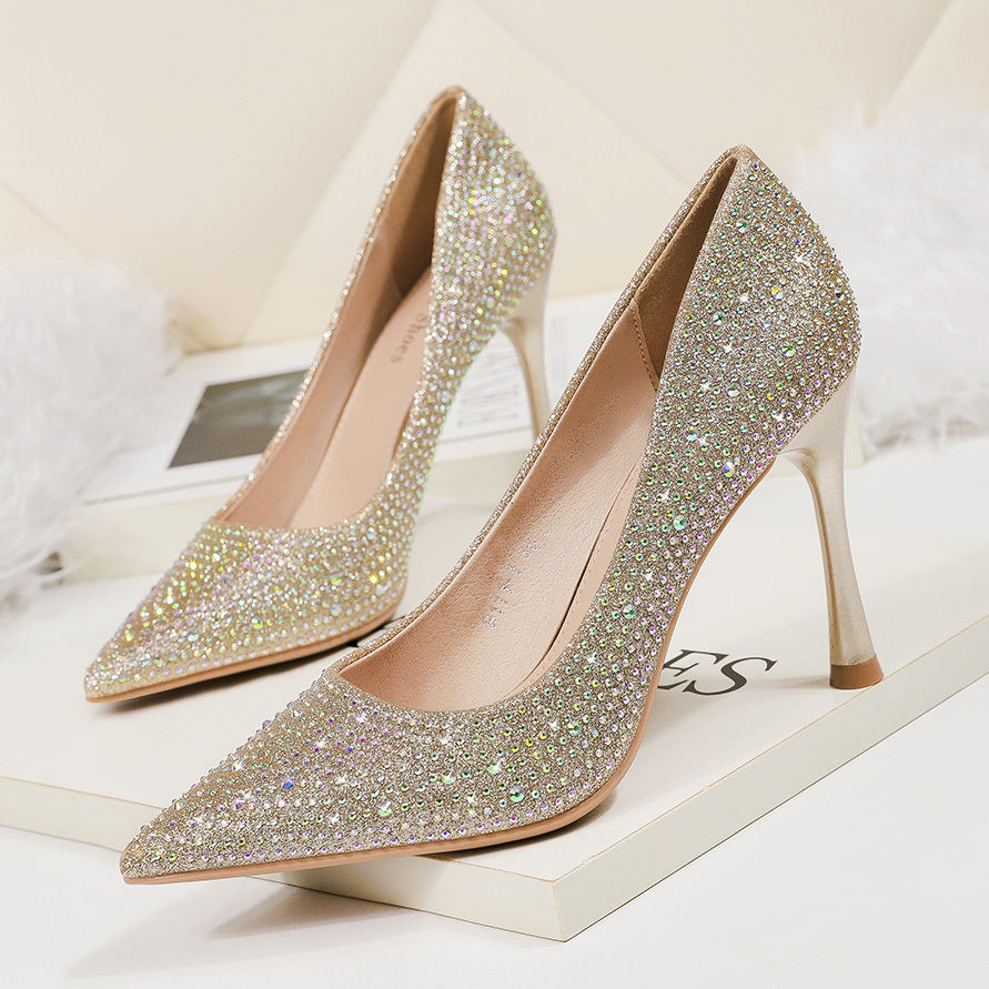 2021 new woman 9.5cm 6.5cm low heels high glitter crystal pumps elegant pink wedding scarpins strass shoes F7PV, Gun color nine.
2021 new woman 9.5cm 6.5cm low heels high glitter crystal pumps elegant pink wedding scarpins strass shoes F7PV, Gun color nine.