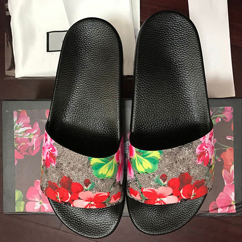 Men Women Slippers Designer Rubber Slides Sandal Flat Blooms Strawberry Tiger Bees Green Red White Web Fashion Shoes Beach Flip Flops Flower Box 36-46, 2 pairs socks random style
Men Women Slippers Designer Rubber Slides Sandal Flat Blooms Strawberry Tiger Bees Green Red White Web Fashion Shoes Beach Flip Flops Flower Box 36-46, 2 pairs socks random style