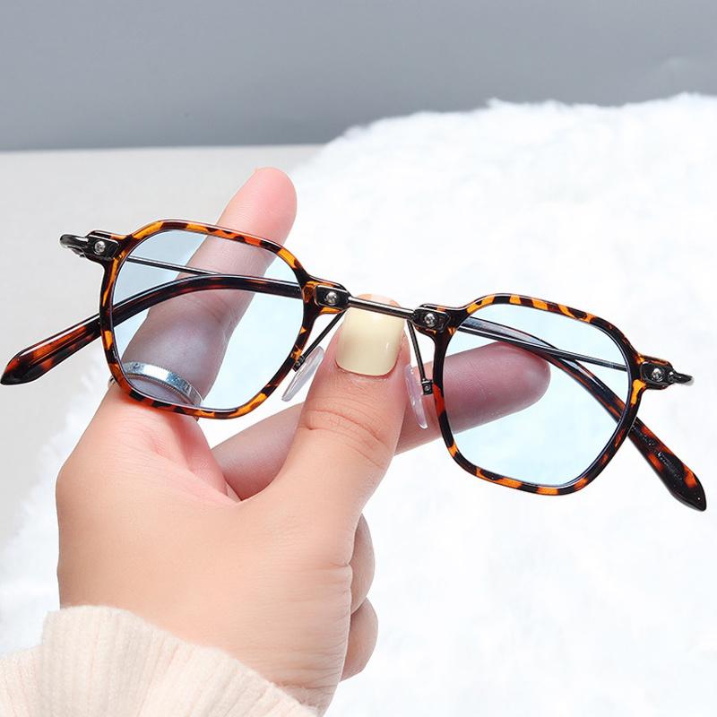 Sunglasses 2022 Punk For Men Vintage Small Square Rivet Alloy Sun Glasses Women Gradient Ultralight Eyewear, White;black
Sunglasses 2022 Punk For Men Vintage Small Square Rivet Alloy Sun Glasses Women Gradient Ultralight Eyewear, White;black