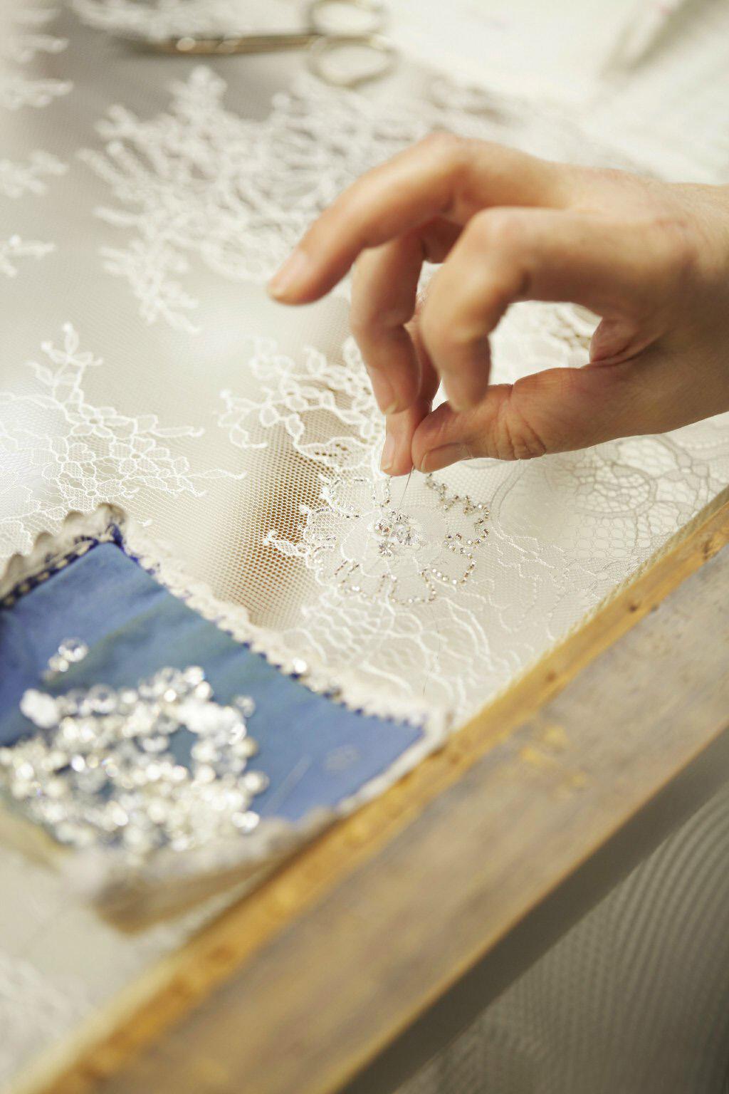 Slim Simple Sexy Beach Mermaid Wedding Dress Off Shoulder Applique Pleats Backless Zipper Back Satin Sweep Train Bohemian Bridal Gown Custom Made