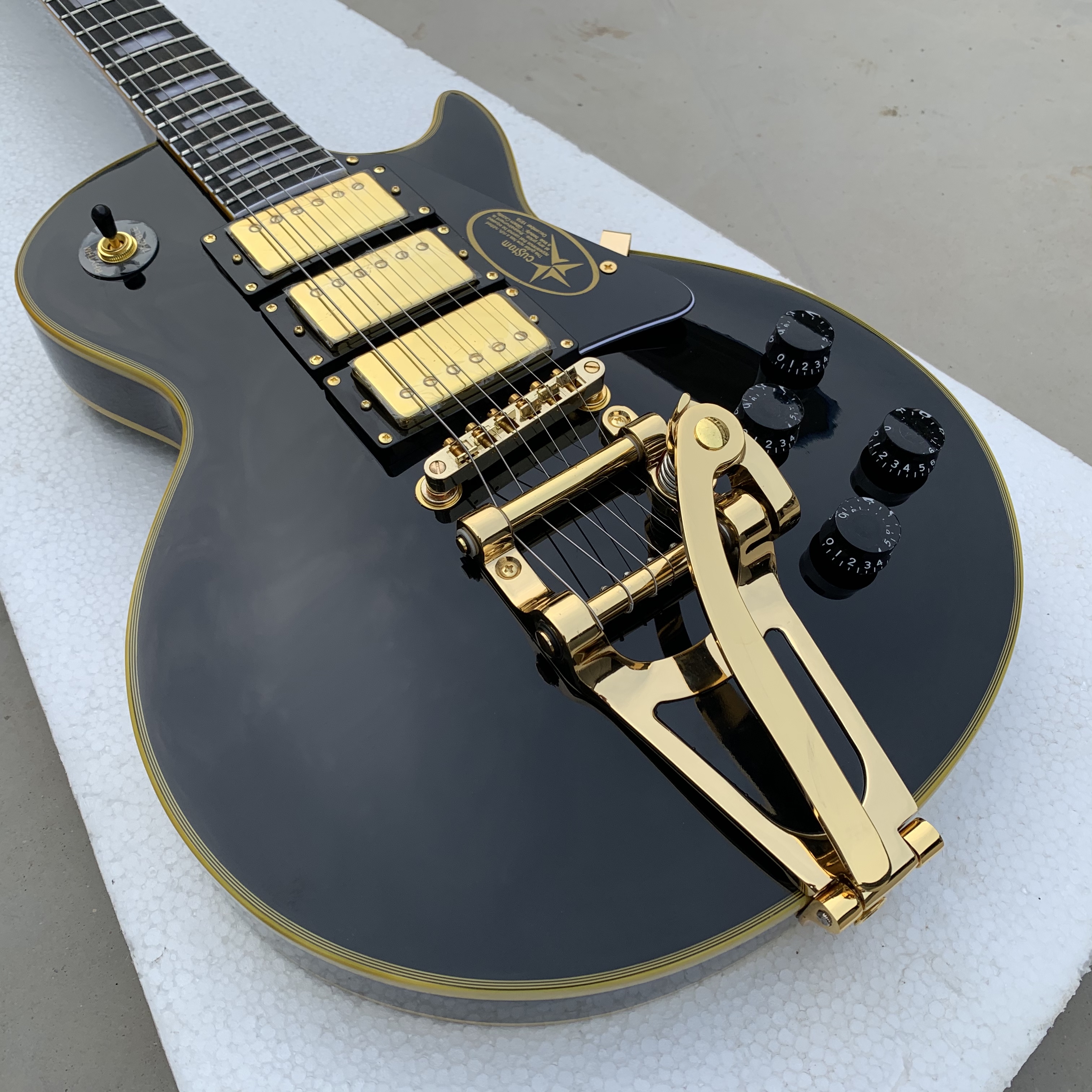 Custom Shop 1957 Jimmy Page Signature Black Beauty Electric Guitar Yellow Body Binding, Bigs Tremolo Bridge, Gold Hardware, 3 Pickups
Custom Shop 1957 Jimmy Page Signature Black Beauty Electric Guitar Yellow Body Binding, Bigs Tremolo Bridge, Gold Hardware, 3 Pickups