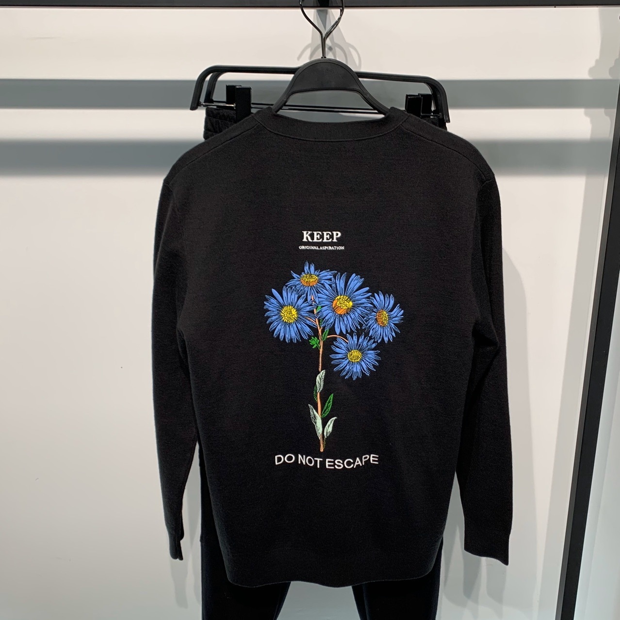 2021 New Luxury Winter Men Embroidered Daisy Gentleman Do Not Escape Mesh Sweaters Asian Cardigans Plug High Size # N416 QC1C
2021 New Luxury Winter Men Embroidered Daisy Gentleman Do Not Escape Mesh Sweaters Asian Cardigans Plug High Size # N416 QC1C