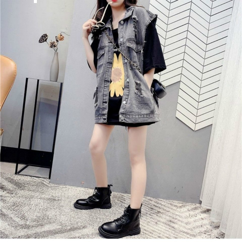 2021 New spring denim woman's vest vintage single jacket breasted hole with no sleeves jeans jackets y165 CJ2B, Heihuise.
2021 New spring denim woman's vest vintage single jacket breasted hole with no sleeves jeans jackets y165 CJ2B, Heihuise.