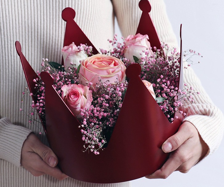 Creative QUEEN CROWN Waterproof Valentine's Day Rose Box Bouquet Box Boquet Holder Birthday Art Gift Wrap
Creative QUEEN CROWN Waterproof Valentine's Day Rose Box Bouquet Box Boquet Holder Birthday Art Gift Wrap