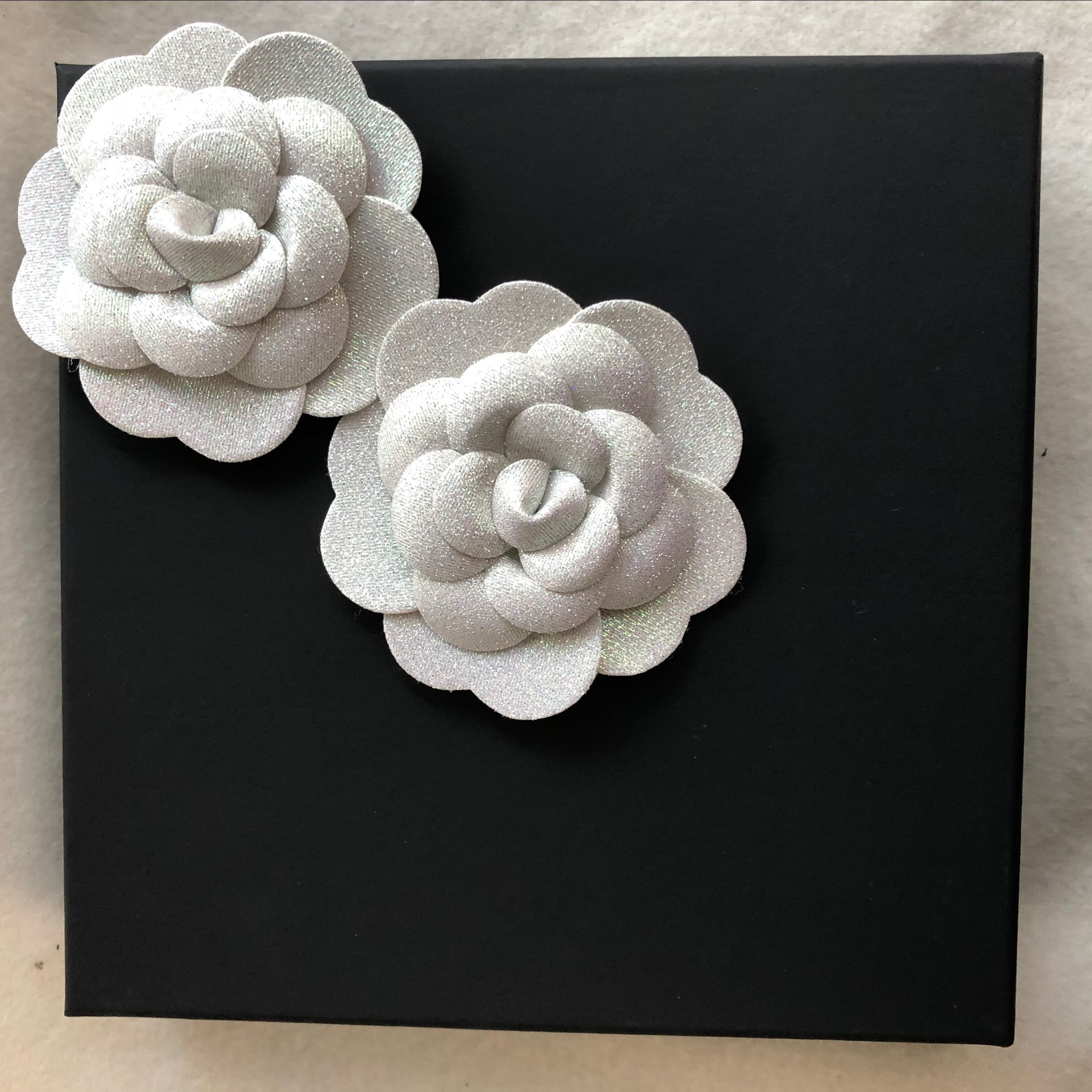 shining white pretty camellia DIY Part 8X8CM self-adhesion camellia flower for C VIP stick on bag or card for boutique packing
shining white pretty camellia DIY Part 8X8CM self-adhesion camellia flower for C VIP stick on bag or card for boutique packing