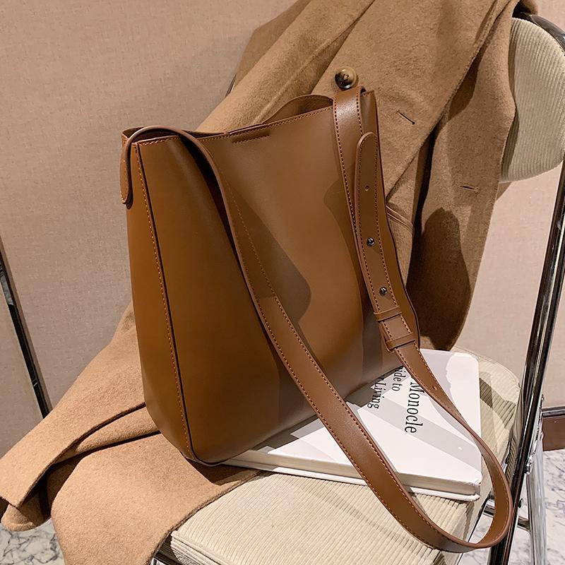 Niche Design High-end Large-capacity Handbag New Fashion Messenger Bag HOT Style Shoulder Bucket Bag Underarm Dual-use, Beige
Niche Design High-end Large-capacity Handbag New Fashion Messenger Bag HOT Style Shoulder Bucket Bag Underarm Dual-use, Beige
