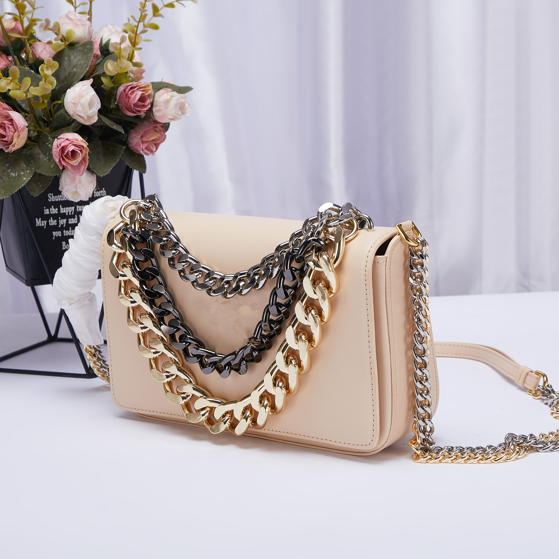 2021 new fashionable simple atmospheric chain handbag with tricolor chain fashionable full leather material 774682 size 24cm, Black
2021 new fashionable simple atmospheric chain handbag with tricolor chain fashionable full leather material 774682 size 24cm, Black