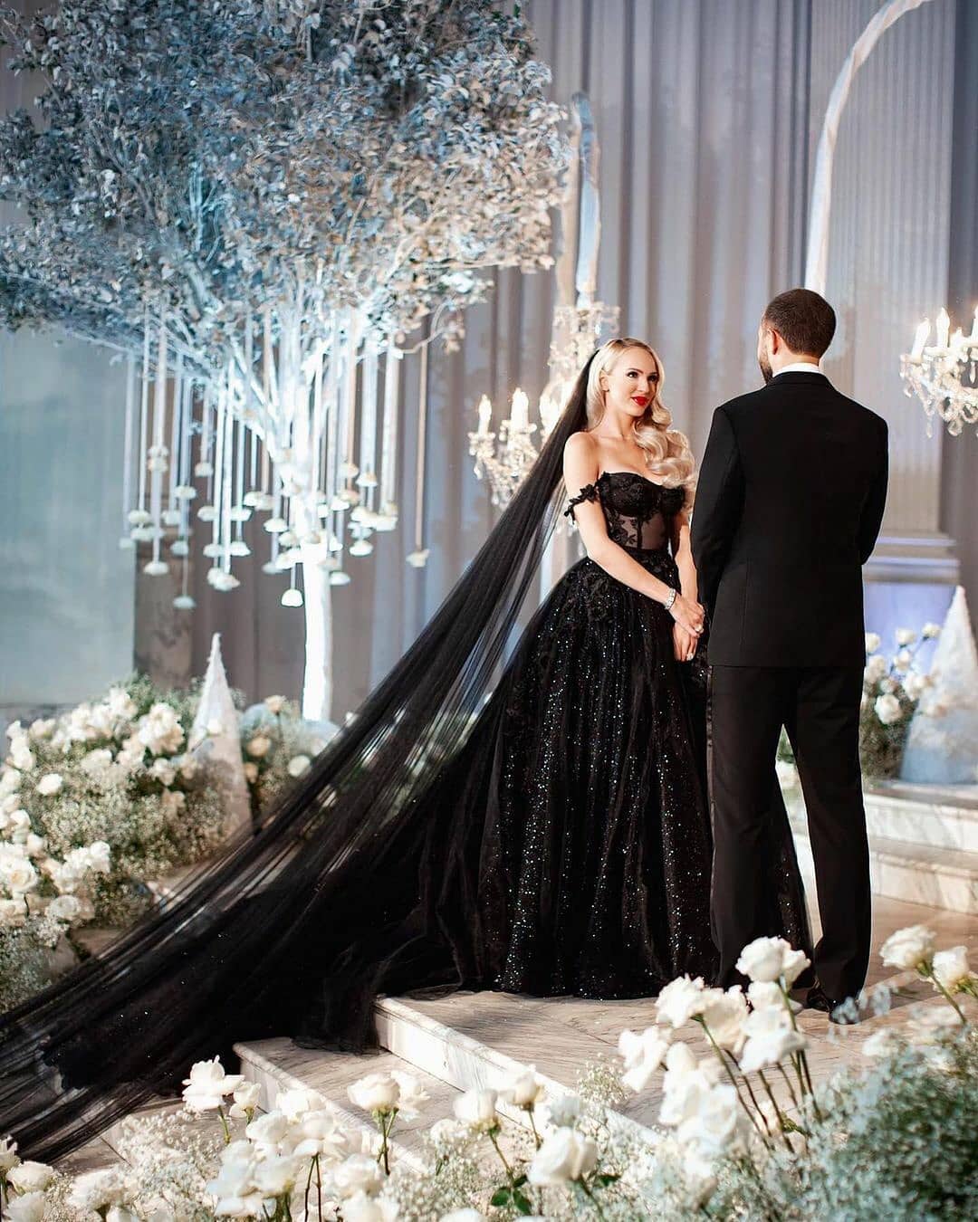 Black Fashion Lace Wedding Dresses Off The Shoulder Sweetheart Neck A E Backless Bridal Gowns Sequined Chapel Train Tulle Robe De Mari E