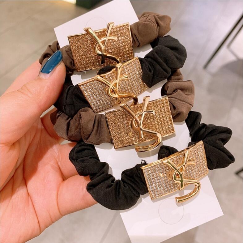 2021 Korea original new wild retro full diamond letter buckle box hair ring alloy ball hair rope jewelry fast delivery
2021 Korea original new wild retro full diamond letter buckle box hair ring alloy ball hair rope jewelry fast delivery