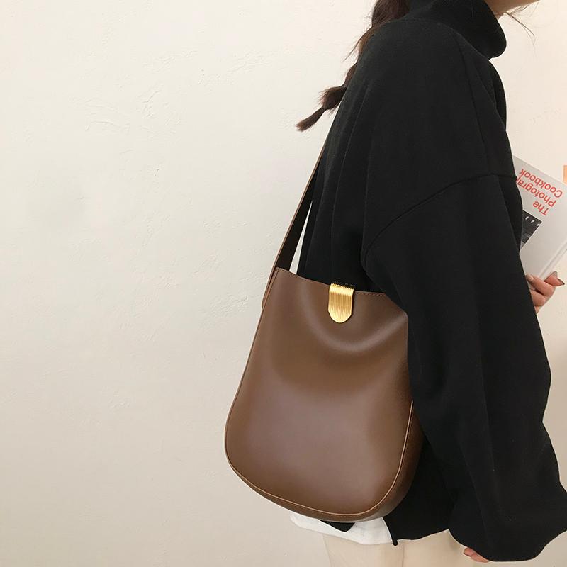 Women's Large Capacity Bag 2021 New Fashion Solid Color Bucket Pack All-match One Shoulder Leather Bag D976, Black
Women's Large Capacity Bag 2021 New Fashion Solid Color Bucket Pack All-match One Shoulder Leather Bag D976, Black