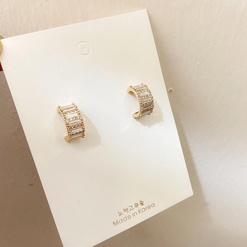 2020 Fashion Metal Gold Color Shiny Zircon Earring Circle Hoop Earrings Women Students Party Crystal Jewelry Hypoallergenic Gift
2020 Fashion Metal Gold Color Shiny Zircon Earring Circle Hoop Earrings Women Students Party Crystal Jewelry Hypoallergenic Gift