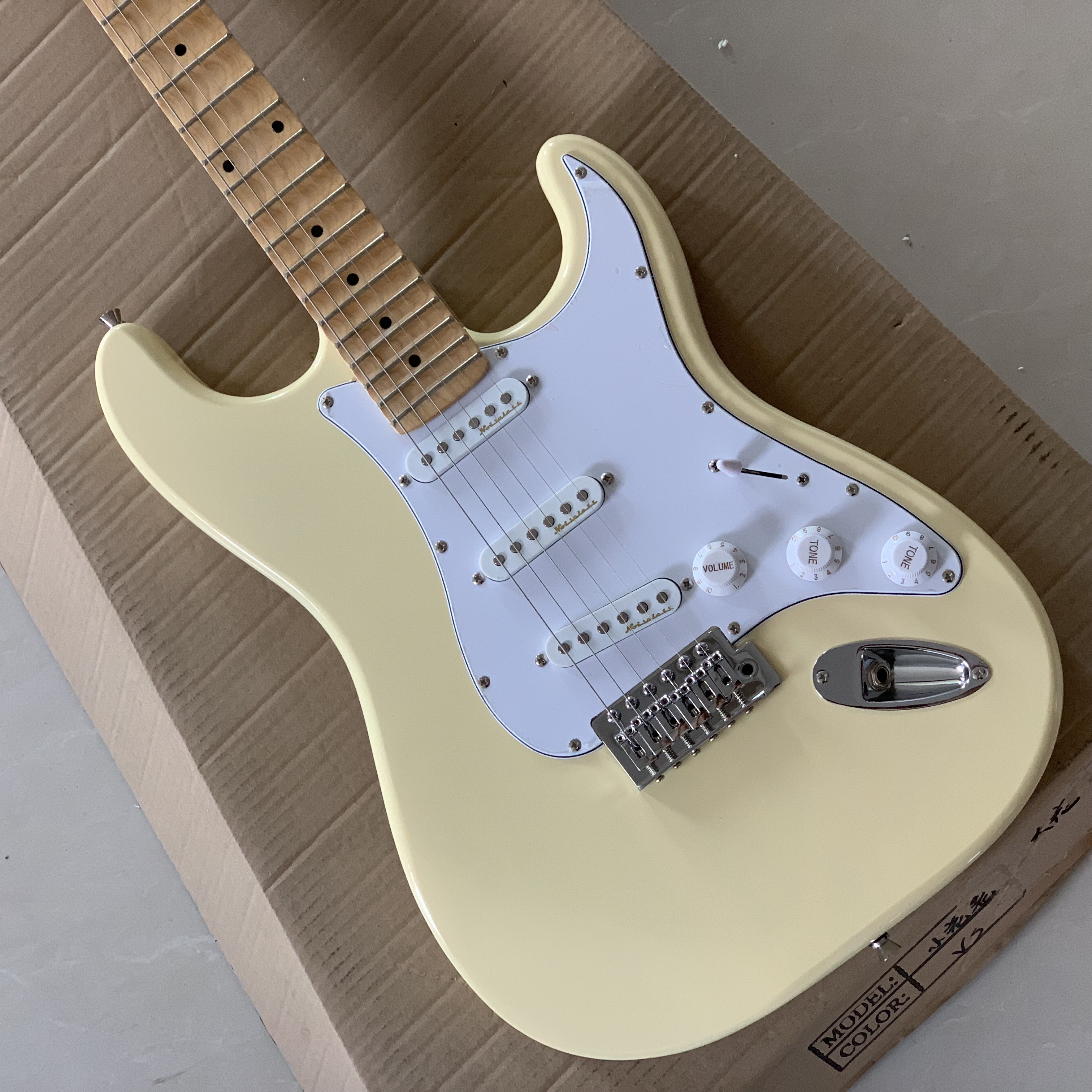 Hot sell good quality Yngwie Malmsteen electric guitar scalloped fingerboard bighead basswood body standard size guitars guita
Hot sell good quality Yngwie Malmsteen electric guitar scalloped fingerboard bighead basswood body standard size guitars guita