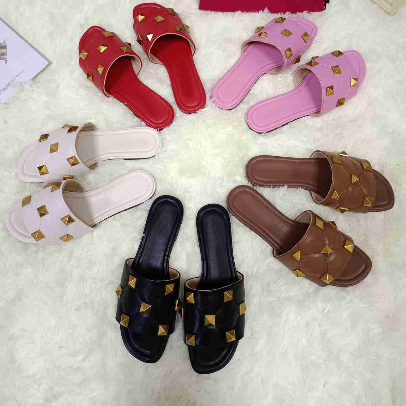 2021 women slippers Summer Beach Genuine leather rivet Slipper Flip Flops Sandals Woman Casual Flat Slides with box large size35-45, Pink
2021 women slippers Summer Beach Genuine leather rivet Slipper Flip Flops Sandals Woman Casual Flat Slides with box large size35-45, Pink