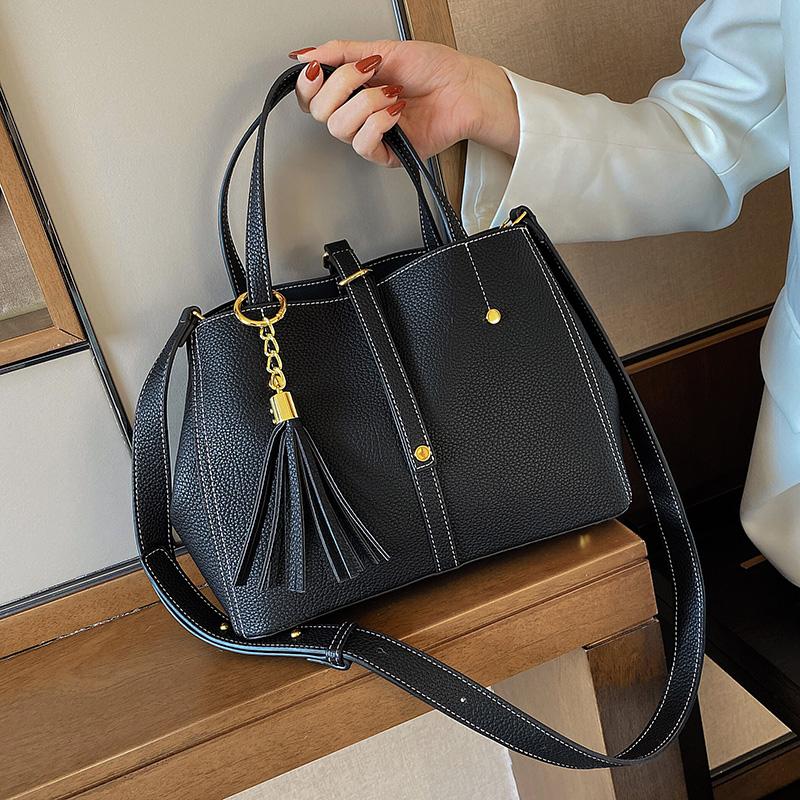 Fashion Women Pu Leather Handbags Tote Bags High Quality Large Capacity Ladies Crossbody Bags for Women Casual Messenger Bag New, Black
Fashion Women Pu Leather Handbags Tote Bags High Quality Large Capacity Ladies Crossbody Bags for Women Casual Messenger Bag New, Black