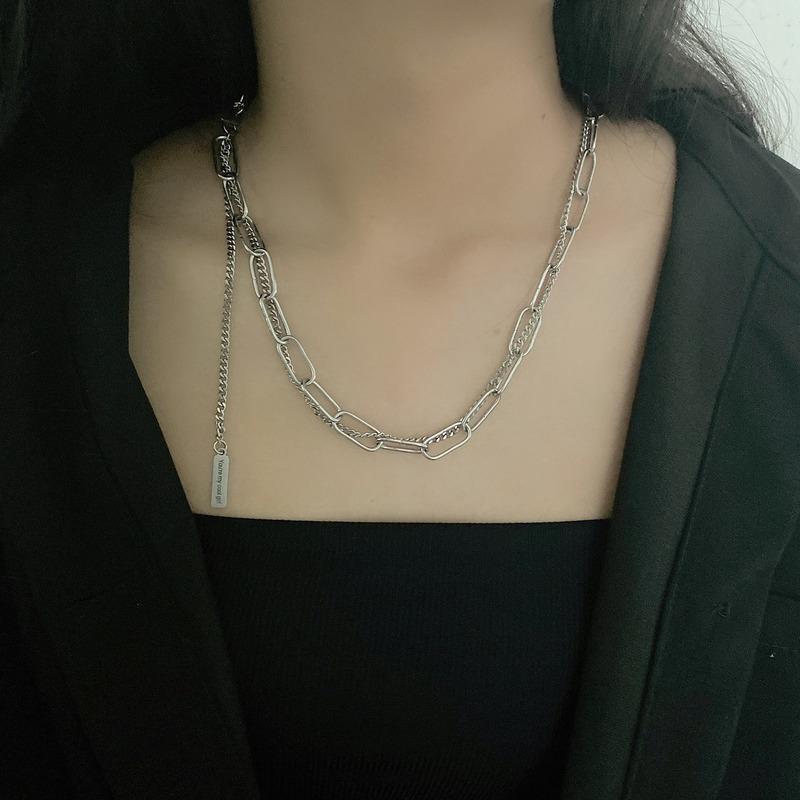 New design chain tide winding male and female couples niche hip-hop double buckle necklace street Cuban chain accessories
New design chain tide winding male and female couples niche hip-hop double buckle necklace street Cuban chain accessories