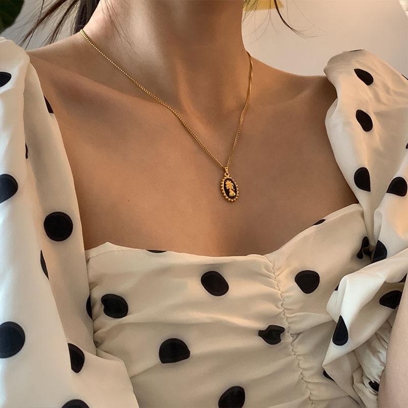 AOMU Hip Hop Vintage Gold Color Choker Necklace Korean Steam Punk Carved Black Enamel Queen Pendant Long Chain Necklace Women
AOMU Hip Hop Vintage Gold Color Choker Necklace Korean Steam Punk Carved Black Enamel Queen Pendant Long Chain Necklace Women
