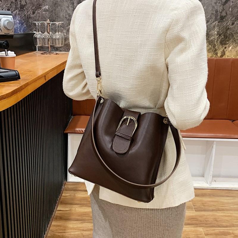Simple Solid Color Bucket Bags For Women 2021 New Hot Sale Crossbody Bag Female High Quality Leather Shoulder Bag, Black
Simple Solid Color Bucket Bags For Women 2021 New Hot Sale Crossbody Bag Female High Quality Leather Shoulder Bag, Black