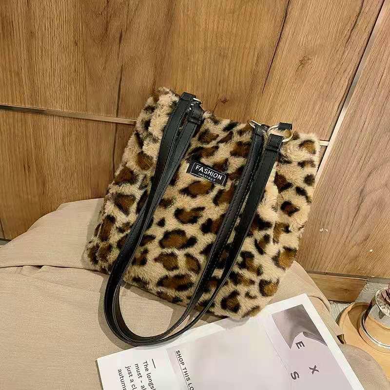Winter new large capacity handbag plush shoulder bag armpit bag women's fashion simple go with everything, Black
Winter new large capacity handbag plush shoulder bag armpit bag women's fashion simple go with everything, Black