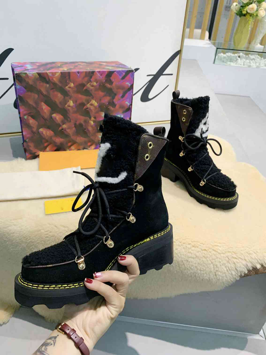 2020 New Designer BEAUBOURG ankle boots Women Fashion Desert boot Martin Boot Winter Outdoor Wool ankle Boots With box Size 35-42
2020 New Designer BEAUBOURG ankle boots Women Fashion Desert boot Martin Boot Winter Outdoor Wool ankle Boots With box Size 35-42