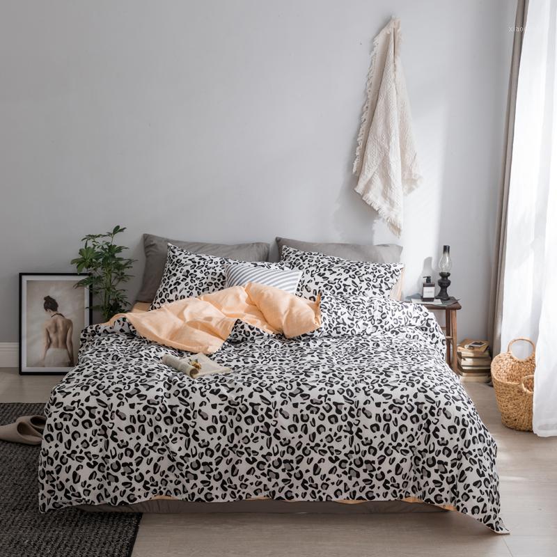 42 bedding set Black-and-white Leopard Print bed linens fashion bedsheet duvet cover fitted sheet pillowcases 100% cotton1
42 bedding set Black-and-white Leopard Print bed linens fashion bedsheet duvet cover fitted sheet pillowcases 100% cotton1