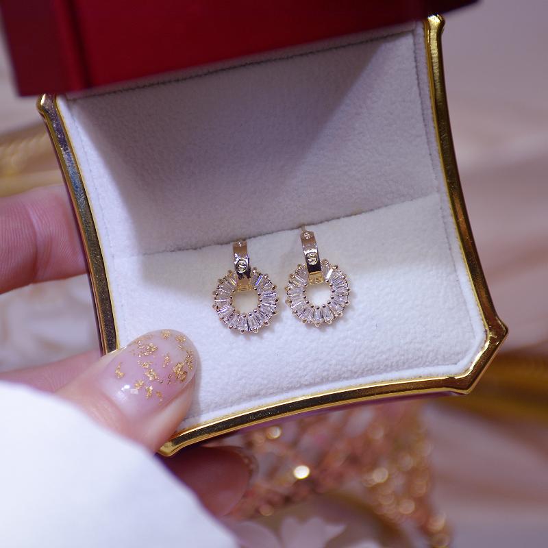 Shiny Side New Accessories Crystal Geometric Stud Earrings for Women Fashion Jewelry Simple Style Zirconia Earrings
Shiny Side New Accessories Crystal Geometric Stud Earrings for Women Fashion Jewelry Simple Style Zirconia Earrings