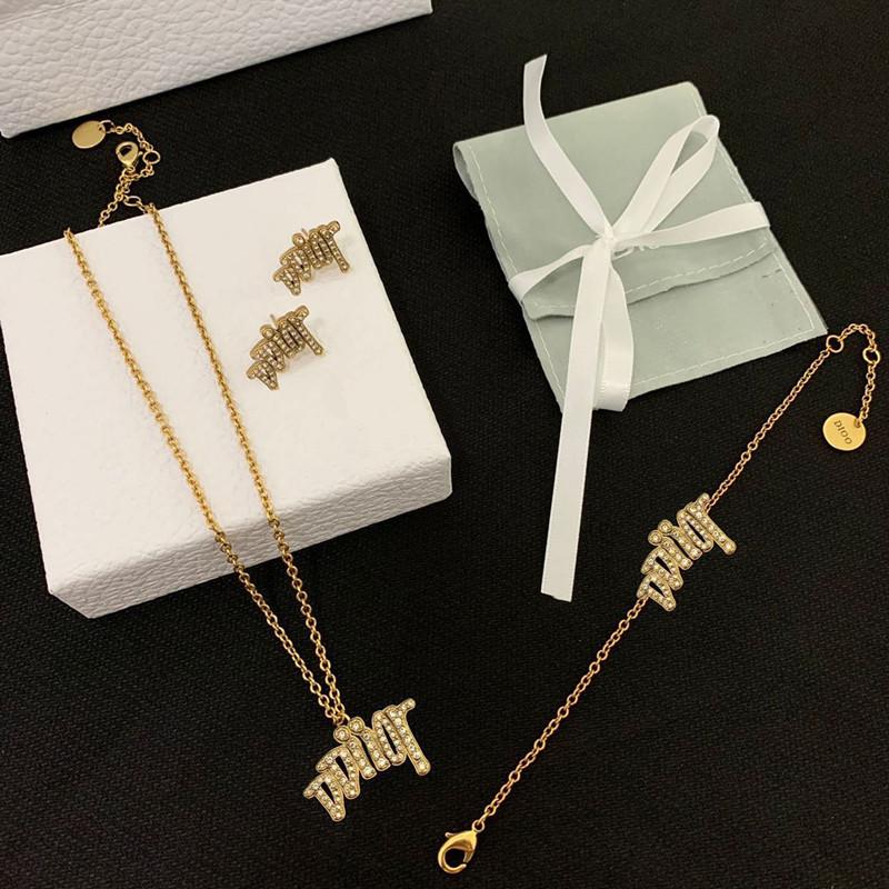 Fashion letter earrings suitable for ladies wedding design D-shaped pearl earrings jewelry
Fashion letter earrings suitable for ladies wedding design D-shaped pearl earrings jewelry