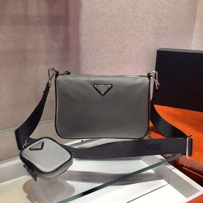 single-shoulder bag The new HOBO combines classic wrinkling elements which are versatile and lightweight and can be switched at any time
single-shoulder bag The new HOBO combines classic wrinkling elements which are versatile and lightweight and can be switched at any time