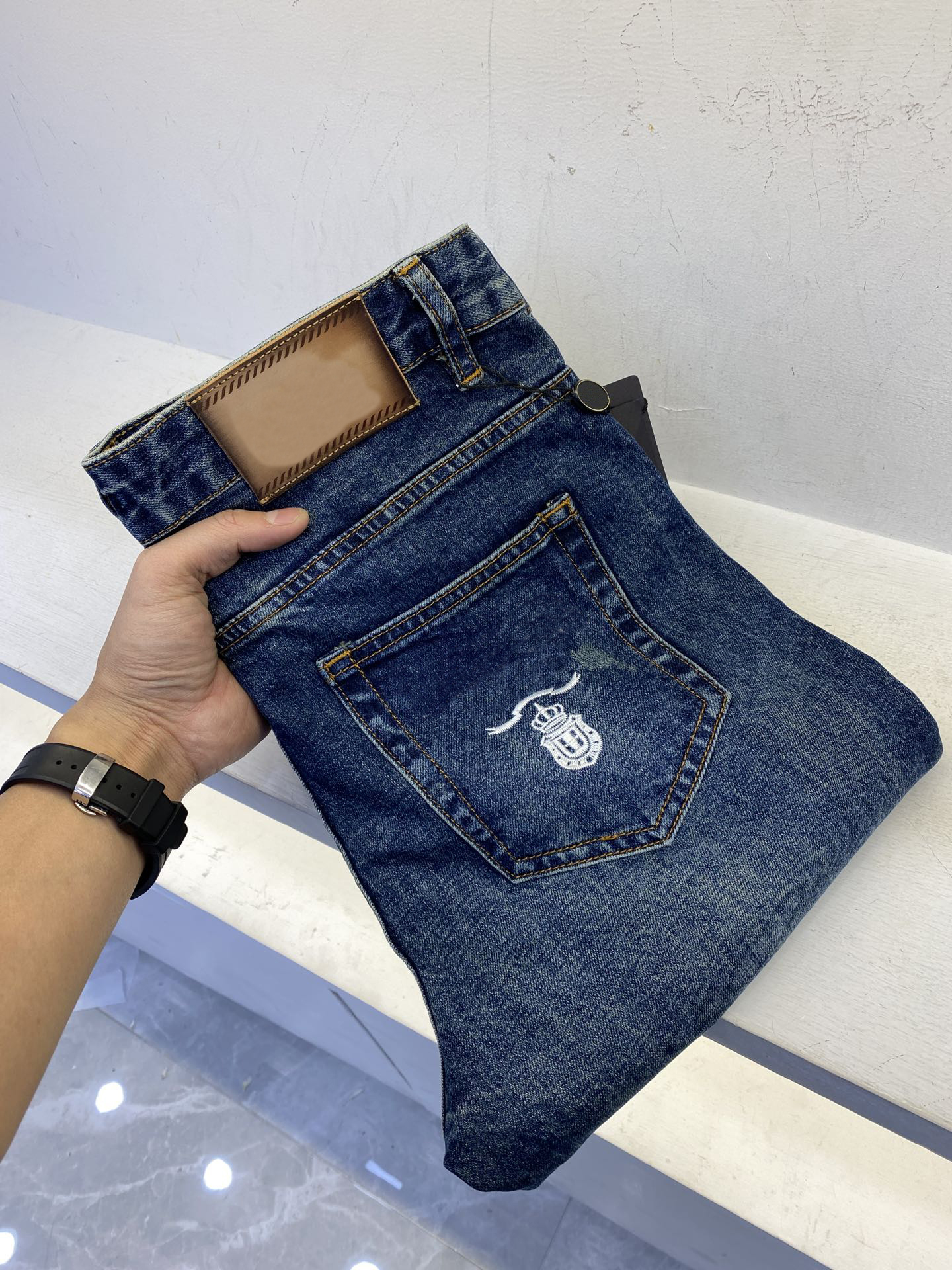 New designer jeans for 2021 fall and winter are stylish comfortable slightly elastic slim-fit luxurious high-quality mens handsome jeans, Green
New designer jeans for 2021 fall and winter are stylish comfortable slightly elastic slim-fit luxurious high-quality mens handsome jeans, Green
