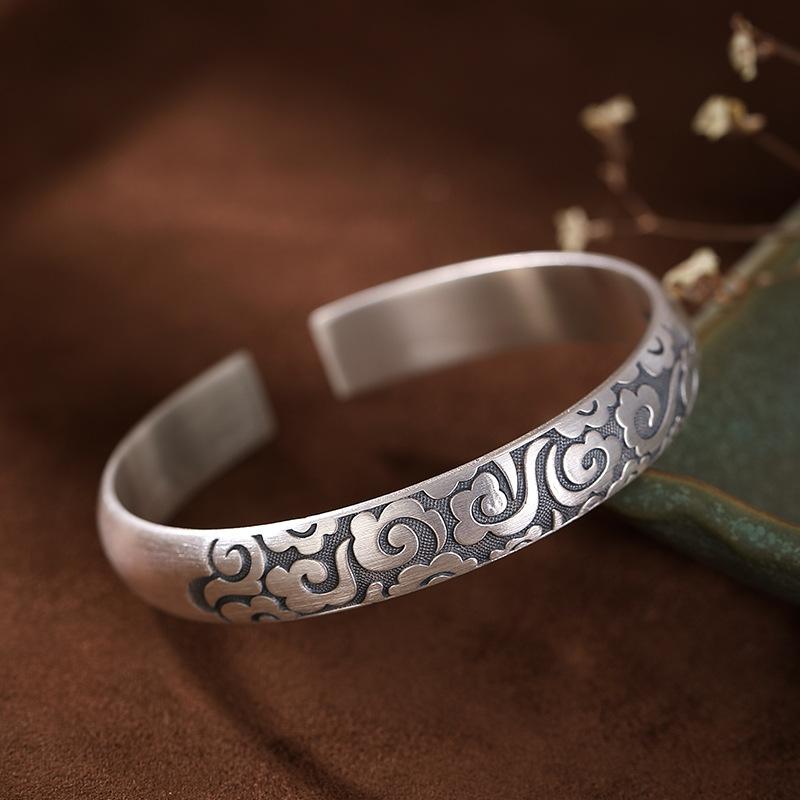 auspicious cloud embossed bracelet with drawstring, retro and old, movable s999 simple bracelet with full silver
auspicious cloud embossed bracelet with drawstring, retro and old, movable s999 simple bracelet with full silver