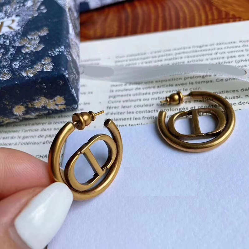 CD Luxury Designers Stud Earings Drop Earrings Metal Hoop Party Wedding Lovers Gift Charm Dangle Ear Cuff Women Earrings Jewelry Oehjj
CD Luxury Designers Stud Earings Drop Earrings Metal Hoop Party Wedding Lovers Gift Charm Dangle Ear Cuff Women Earrings Jewelry Oehjj