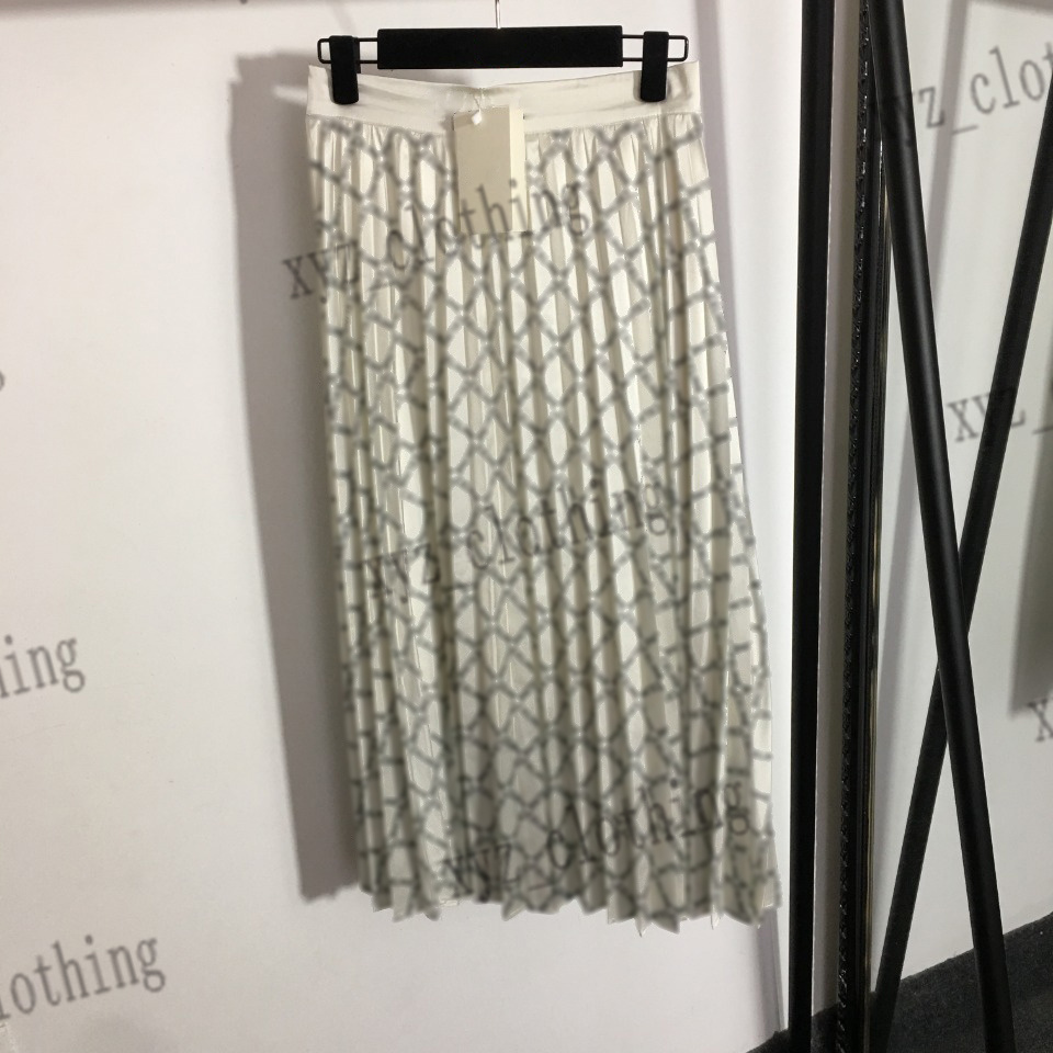 22ss brand designer women skirts spring dresses Alphabet-print high-waisted pleated skirt versatile temperament mid-length skirt, 02
22ss brand designer women skirts spring dresses Alphabet-print high-waisted pleated skirt versatile temperament mid-length skirt, 02