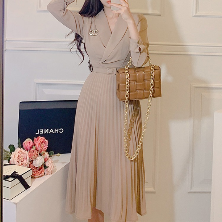 2021 Female Styling Korean Stylish Suit Collar-tight Thinning Dress in Pleated Skirt, New KNK1, Light khaki.
2021 Female Styling Korean Stylish Suit Collar-tight Thinning Dress in Pleated Skirt, New KNK1, Light khaki.