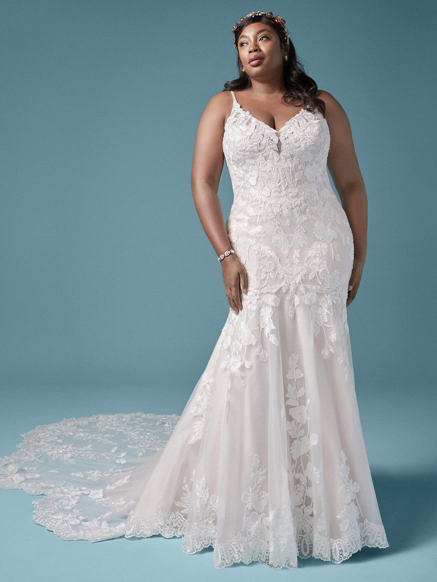 Size Charming Plus Lace Mermaid Wedding Dresses V Neck Covered Buttons Back Bridal Gowns Waved Court Train Custom Made Robe De Marie