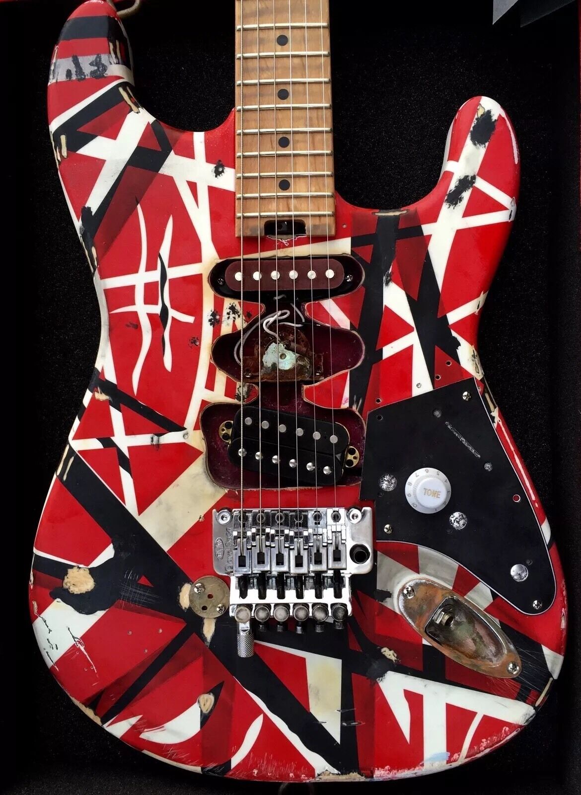 Heavy Relic Eddie Edward Van Halen Franken stein Black White Stripe Red 5150 ST Electric Guitar Alder Body, Maple Neck, Floyd Rose Tremolo
Heavy Relic Eddie Edward Van Halen Franken stein Black White Stripe Red 5150 ST Electric Guitar Alder Body, Maple Neck, Floyd Rose Tremolo