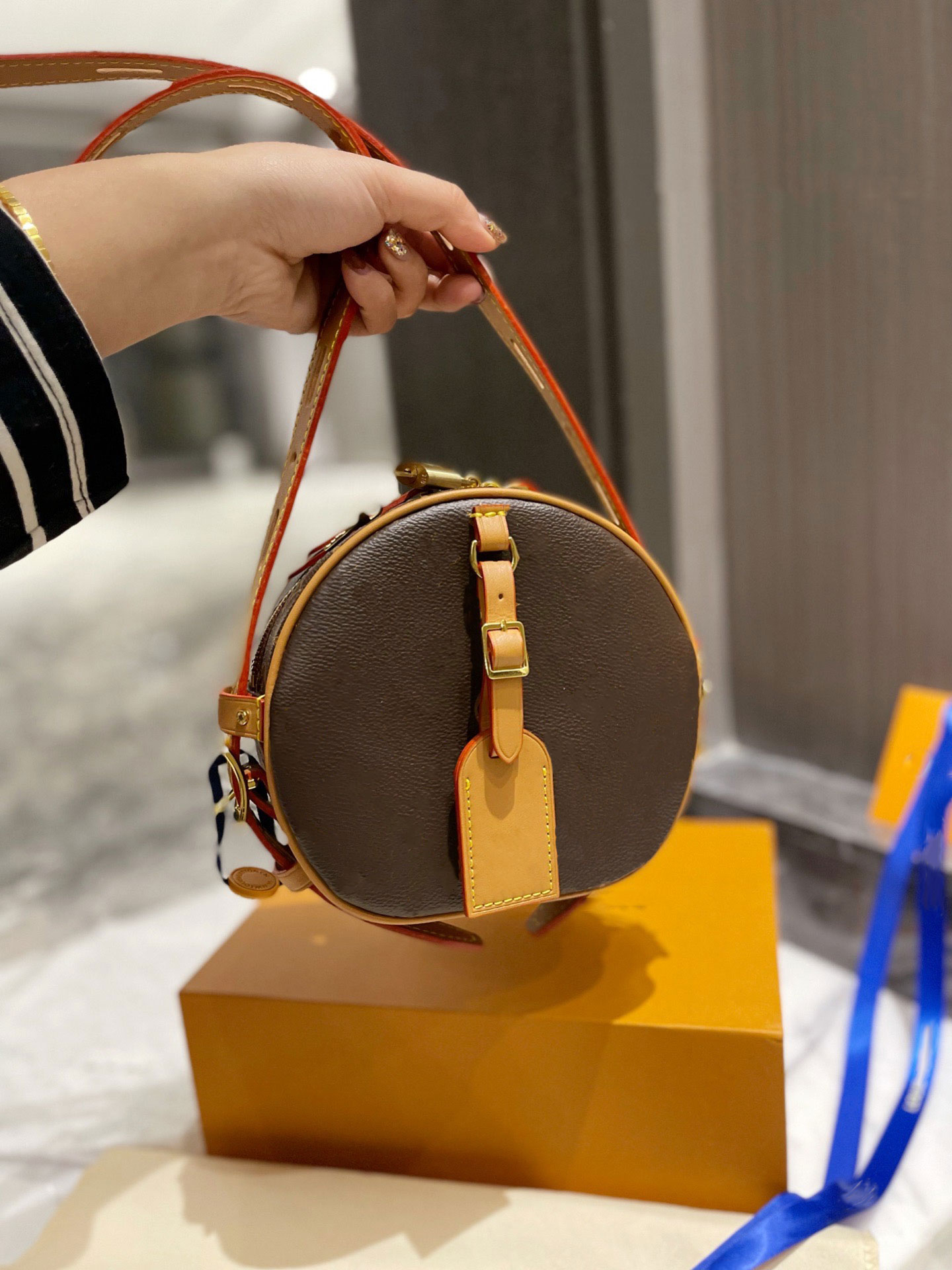 Designer PETITE CHAPEAU BOITE women handbags shoulder bags leather luxury lady classic flowers crossbody bag tote, Dust bag
Designer PETITE CHAPEAU BOITE women handbags shoulder bags leather luxury lady classic flowers crossbody bag tote, Dust bag