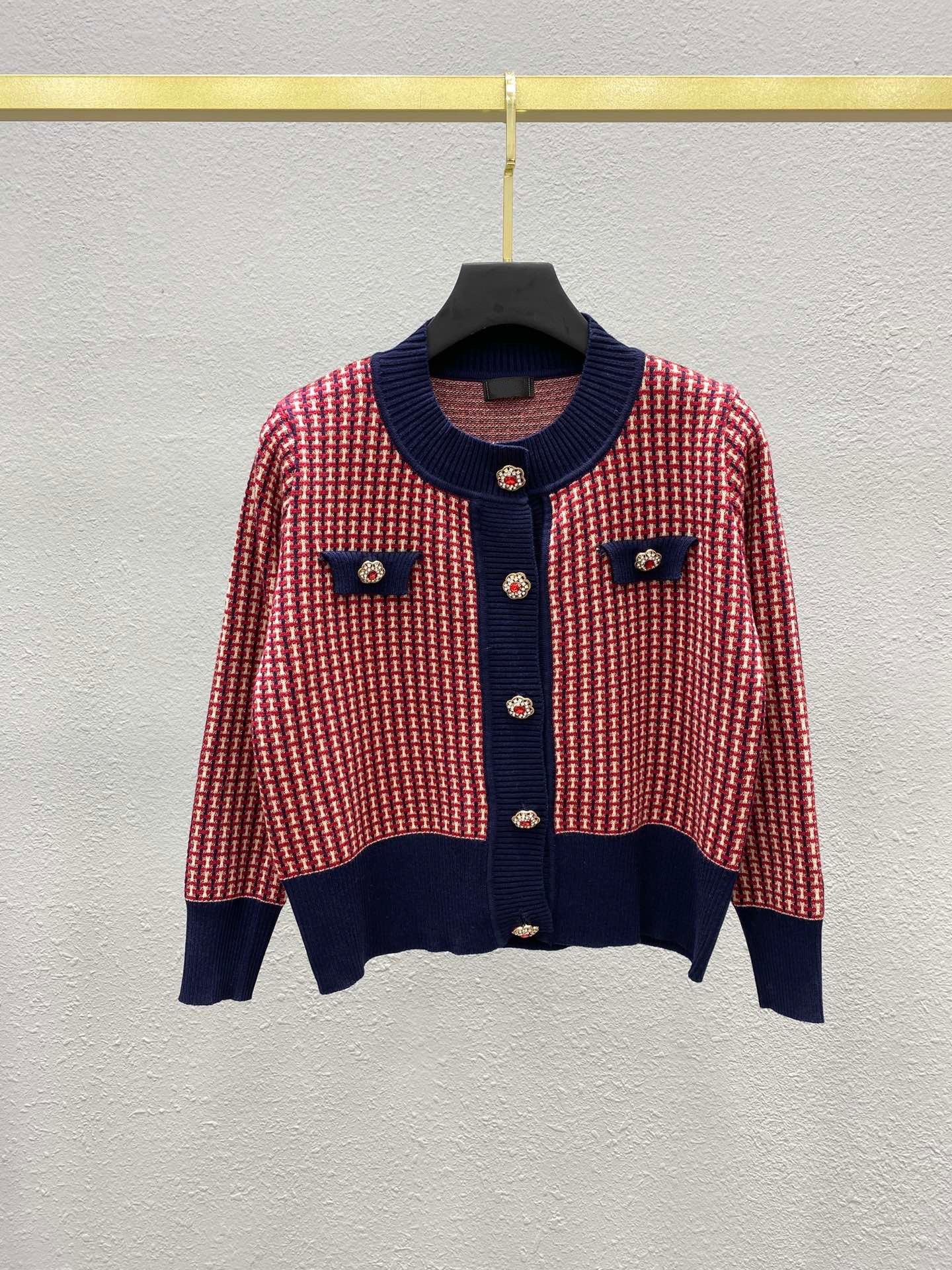 Fashion heavy industry red diamond button knitted shirt cardigan 2021 new color contrast round neck jacket, Picture color
Fashion heavy industry red diamond button knitted shirt cardigan 2021 new color contrast round neck jacket, Picture color