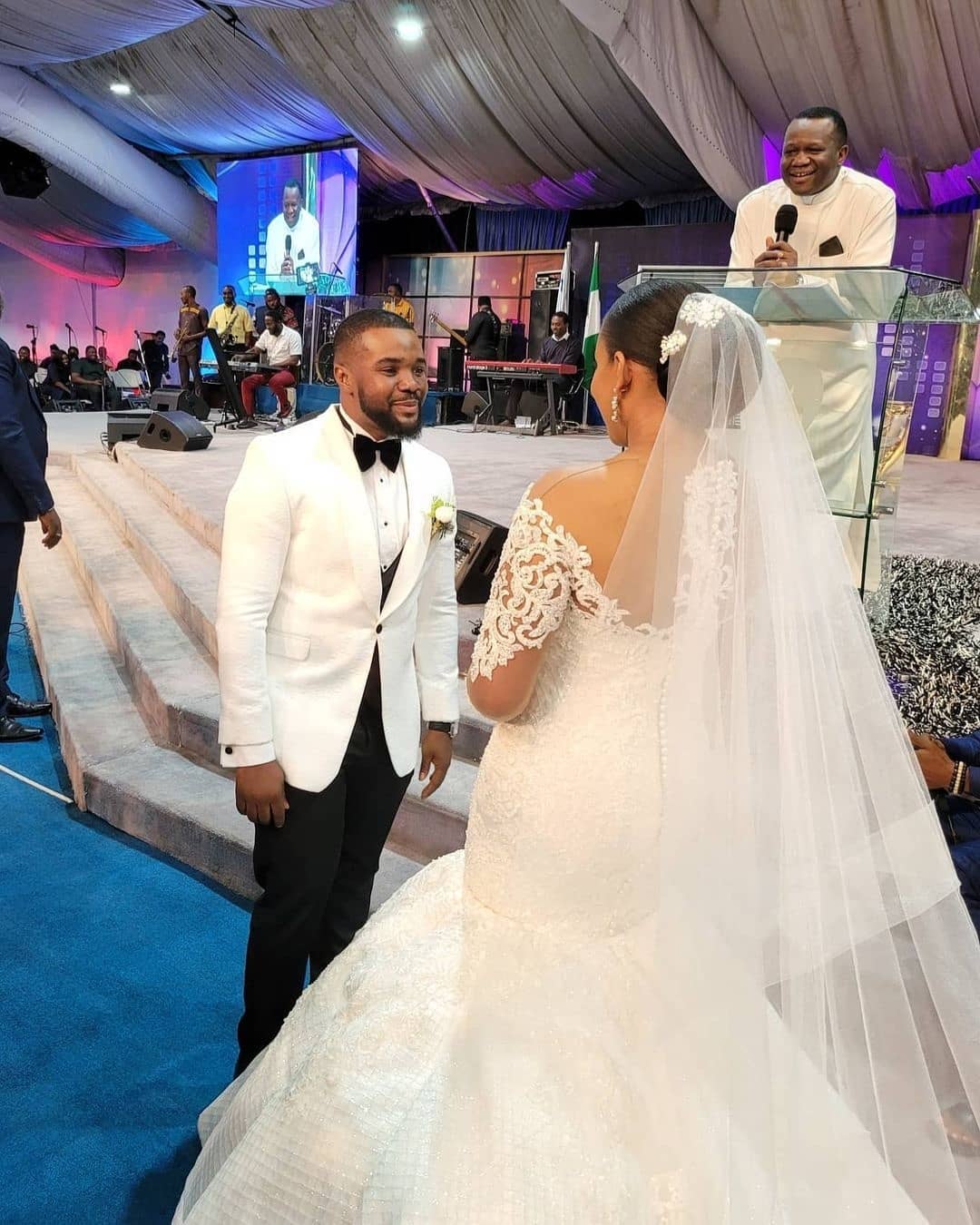 Beading Gorgeous Lace Mermaid Wedding Dresses Sheer Jewel Neck Long Sleeves Plus Size Bridal Gowns Cathedral Train Robe De Mari E