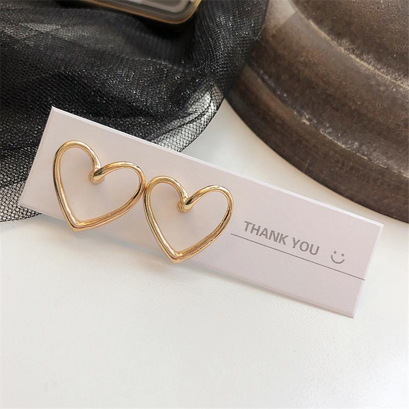 XIALUOKE S925 Needle Simple Metal Alloy Hollow Out Golden Heart Stud Earrings For Women New Fashion Jewelry Accessories ER066
XIALUOKE S925 Needle Simple Metal Alloy Hollow Out Golden Heart Stud Earrings For Women New Fashion Jewelry Accessories ER066