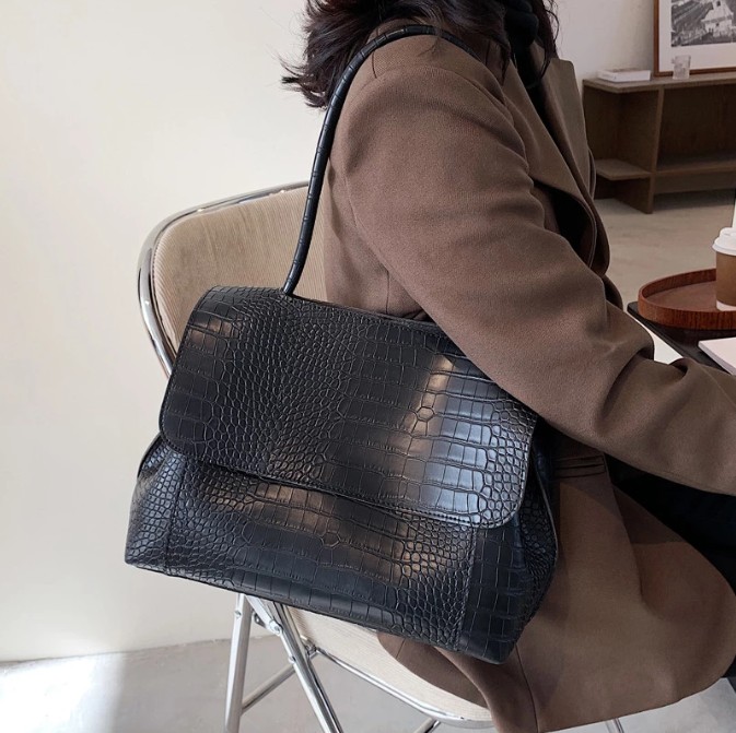 Designer- Crocodile Pattern women handbag Large Capacity Shoulder Bags for female Casual Totes Pu Leather messenger bag, Black
Designer- Crocodile Pattern women handbag Large Capacity Shoulder Bags for female Casual Totes Pu Leather messenger bag, Black