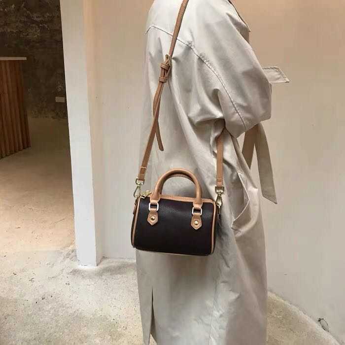 HBP 16CM Luxury Designer bag Wholesale new mini boston Canvas genuine leather lady messenger phone purse fashion satchel nano pillow shoulder handbag, Brown flower
HBP 16CM Luxury Designer bag Wholesale new mini boston Canvas genuine leather lady messenger phone purse fashion satchel nano pillow shoulder handbag, Brown flower