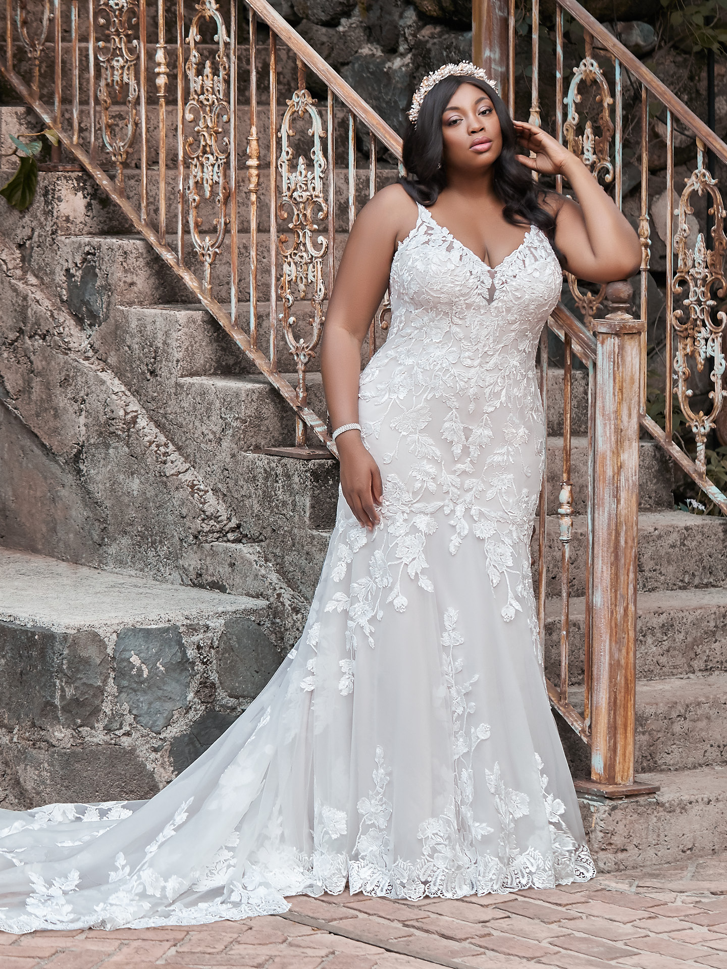 Size Charming Plus Lace Mermaid Wedding Dresses V Neck Covered Buttons Back Bridal Gowns Waved Court Train Custom Made Robe De Marie