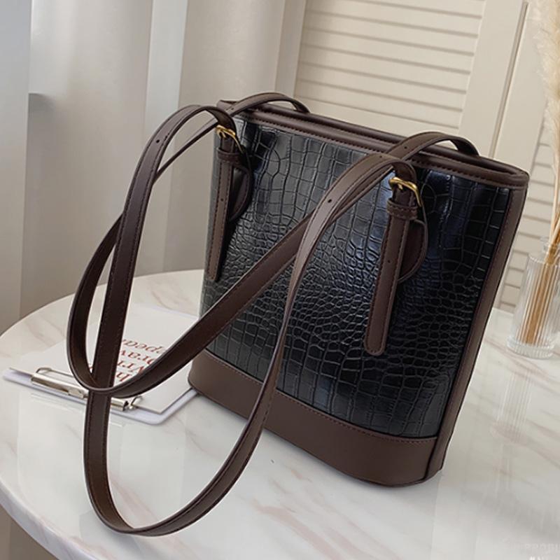 Retro Shoulder Bag PU Leather Small Women's Bag 2021 Fashion Alligator Pattern Bucket Crossbody, Black
Retro Shoulder Bag PU Leather Small Women's Bag 2021 Fashion Alligator Pattern Bucket Crossbody, Black
