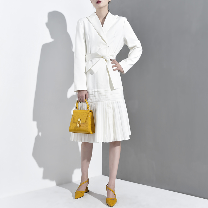 EAM Loose Fit White Pleated Hem Stitch Bandage Long Jacket Lapel Sleeve Women Coat Fashion Spring YE615 201017