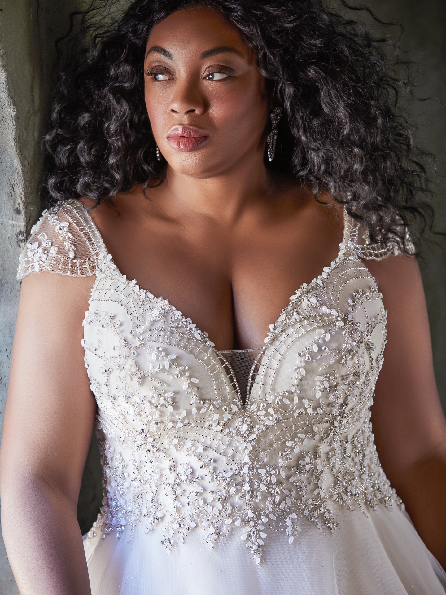 Beaded Plus Size Backless Wedding Dresses V Neck A Line Sequined Bridal Gowns Sweep Train Tulle Robe De Marie