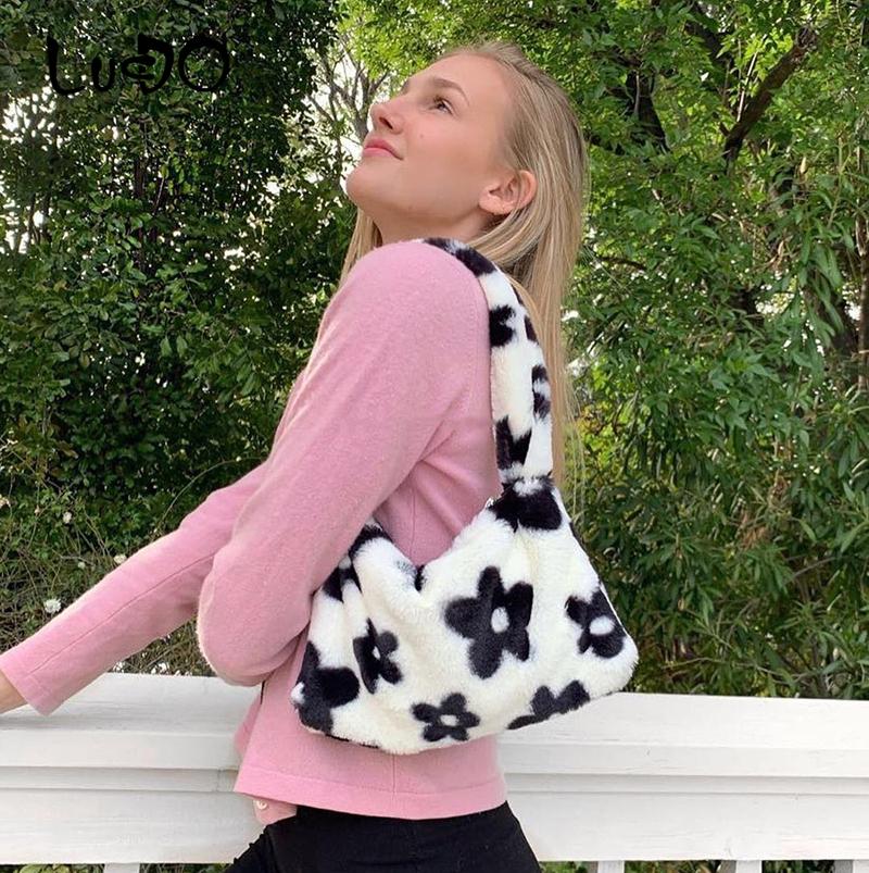 Winter Fashion Women Hobos Handbags Ladies Underarm Shoulder Bag Soft Plush Flower Pattern Female Faux Fur Crossbody Bags Purse
Winter Fashion Women Hobos Handbags Ladies Underarm Shoulder Bag Soft Plush Flower Pattern Female Faux Fur Crossbody Bags Purse